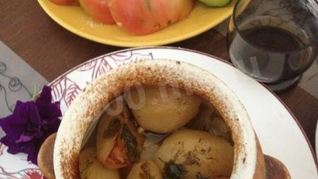 Говядина с овощами и аджикой в горшочках