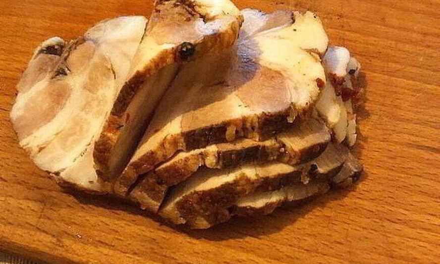 Рецепт грудинки по-домашнему с чесноком и аджикой