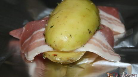 картофель с беконом и сухой кавказской аджикой в фольге в углях