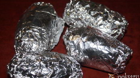 картофель с беконом и сухой кавказской аджикой в фольге в углях