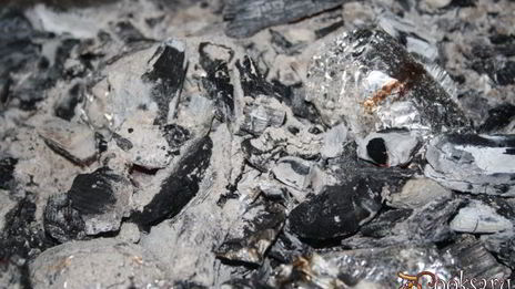 картофель с беконом и сухой кавказской аджикой в фольге в углях