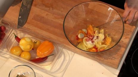 хрустящий свиной бок с желтой аджикой