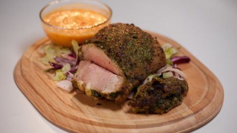 хрустящий свиной бок с желтой аджикой