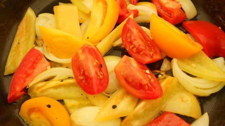 обжаренные свиные ребрышки с аджикой и овощами al dente