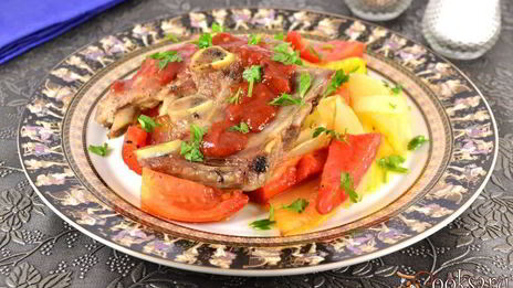 обжаренные свиные ребрышки с аджикой и овощами al dente