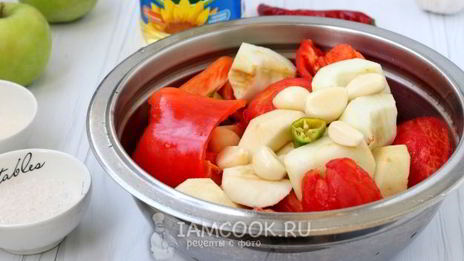 острая аджика с яблоками на зиму