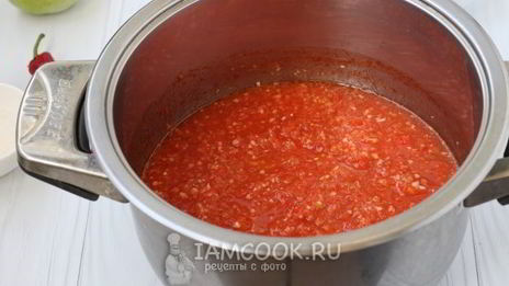 острая аджика с яблоками на зиму