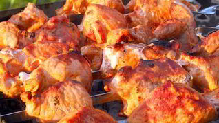 Шашлык из курицы с кориандром, аджикой и гвоздикой