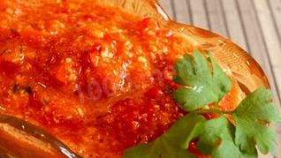 Зеленые помидоры в аджике