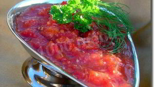 Жгучая аджика из хрена и помидор с чесноком на зиму