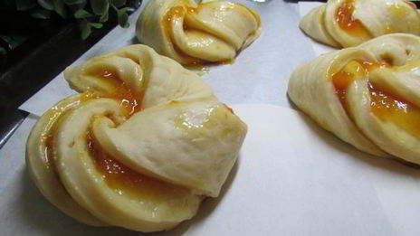 булочки с абрикосовым джемом