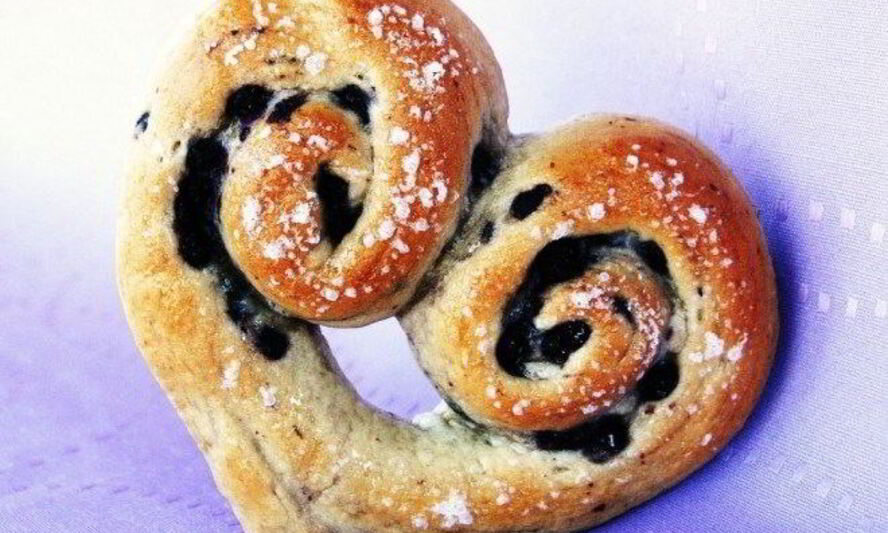 Рецепт булочек в форме сердечек с корицей и джемом