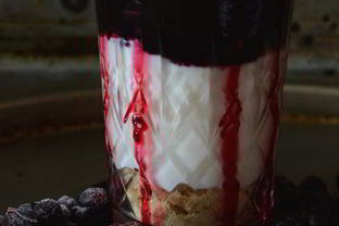 Йогуртовый десерт с быстрым домашним джемом из черной смородины