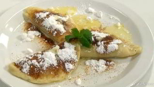 Конвертики из картофельного теста со сливовым джемом и имбирной крошкой