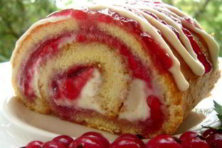 Рулет с рикоттой и смородиновым джемом