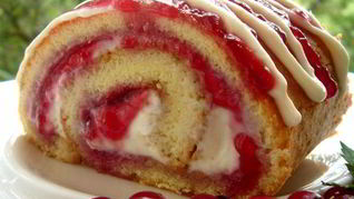 Рулет с рикоттой и смородиновым джемом