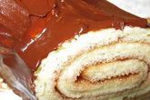 Шоколадный рулет полено с джемом