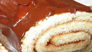 Шоколадный рулет полено с джемом