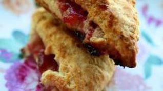 Сконы с вишневым джемом