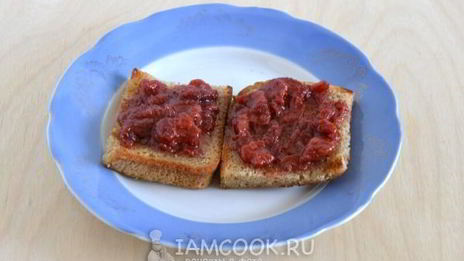 тосты с арахисовым маслом и джемом