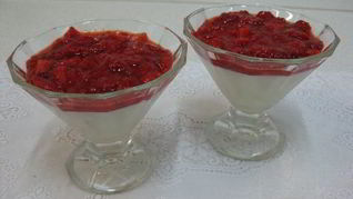 Ванильный пудинг с джемом из клубники