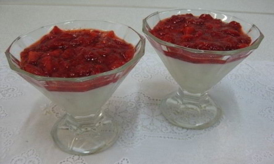 Рецепт ванильного пудинга с джемом из клубники