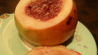 Запеченные яблоки с клюквенным джемом, кокосом и лимончелло