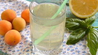 Абрикосовый компот с базиликом и лимоном