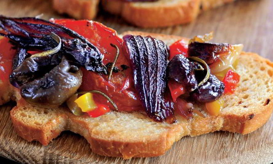 Рецепт брускетт с компотом из красного лука и овощей