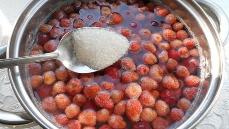 компот из клубники и черешни с мятой