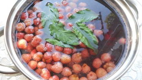 компот из клубники и черешни с мятой