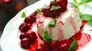 Компот из красных фруктов вокруг творожного крема