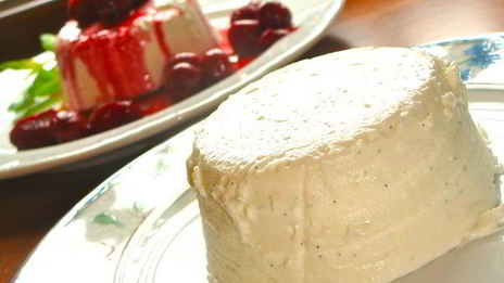 компот из красных фруктов вокруг творожного крема