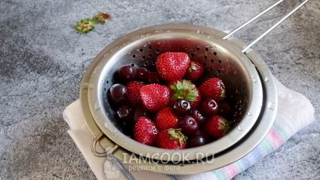 компот из вишни и клубники