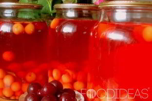 Компот из вишни и клубникой