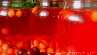 Компот из вишни и клубникой