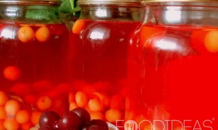 Рецепт компота из вишни и клубникой