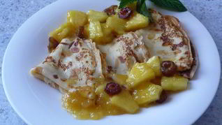 Миндальные блинчики с компотом из ананаса, фиников и ванили