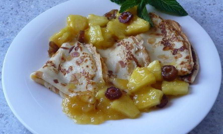 Рецепт миндальных блинчиков с компотом из ананаса, фиников и ванили