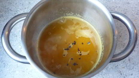 миндальные блинчики с компотом из ананаса, фиников и ванили