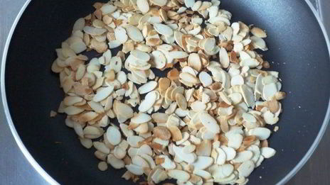 миндальные блинчики с компотом из ананаса, фиников и ванили