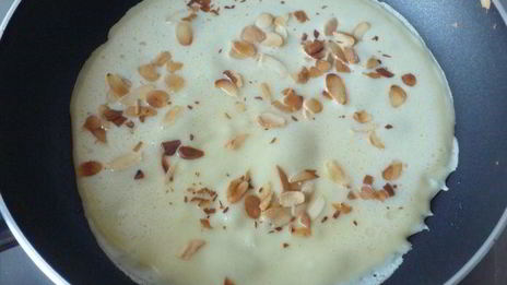 миндальные блинчики с компотом из ананаса, фиников и ванили