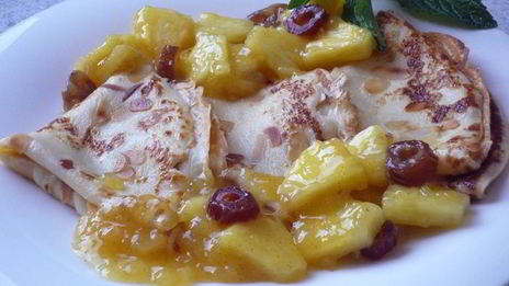 миндальные блинчики с компотом из ананаса, фиников и ванили