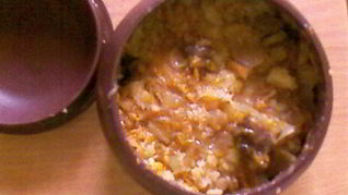 Квашеная капуста с грибами в горшочках