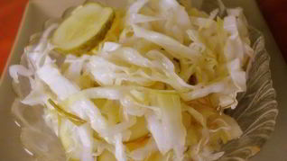 Быстрая маринованная капуста с огурцами