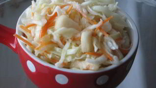 Быстрая маринованная капуста с яблоками и медом