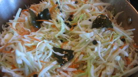 быстрая маринованная капуста с яблоками и медом