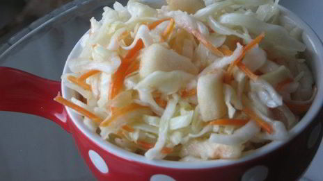 быстрая маринованная капуста с яблоками и медом