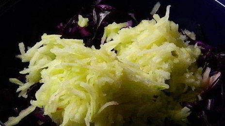 маринованная капуста с яблоками и кедровыми орехами