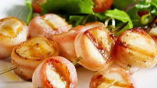 Маринованные морские гребешки на шпажках из розмарина на гриле